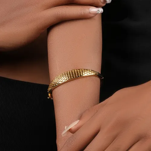 Chic Honeycomb Cuff | Bracelet